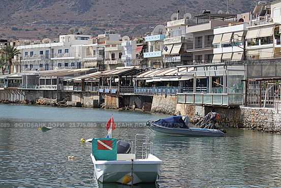 Лодки в гавани города Hersonisos. Крит. Греция (2016 год). Редакционное фото, фотограф Алексей Сварцов / Фотобанк Лори
