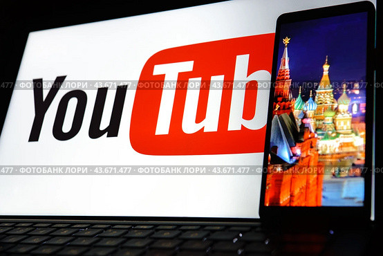 Логотип видео-хостинга Youtube на экране ноутбука и фотография Красной площади на экране смартфона.28 июля 2024.Москва, Россия. Редакционное фото, фотограф Артём Соболев / Фотобанк Лори
