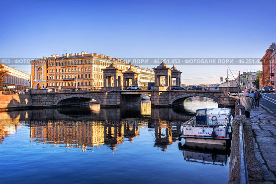 Ломоносовский мост и рыбак, река Фонтанка, Санкт-Петербург. Редакционное фото, фотограф Baturina Yuliya / Фотобанк Лори