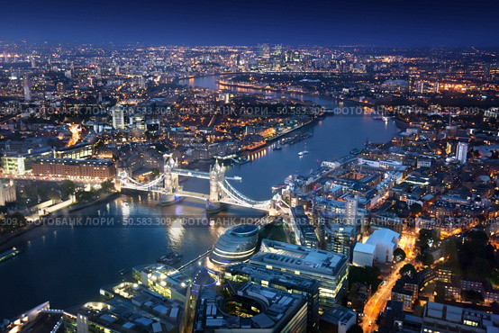 London at night with urban architectures and Tower Bridge. Стоковое фото, агентство Ingram Publishing / Фотобанк Лори