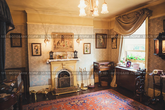 LONDON - AUGUST 24, 2017: The Sherlock Holmes museum is located on Baker Street and is dedicated to the fictional detective Sherlock Holmes. Редакционное фото, фотограф Nataliia Zhekova / Фотобанк Лори