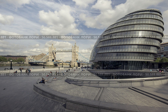 London,England - May 11,2015 : View of City Hall, The building has an unusual, bulbous shape intended to reduce its surface area and thus improve energy efficiency.  . Редакционное фото, агентство Ingram Publishing / Фотобанк Лори