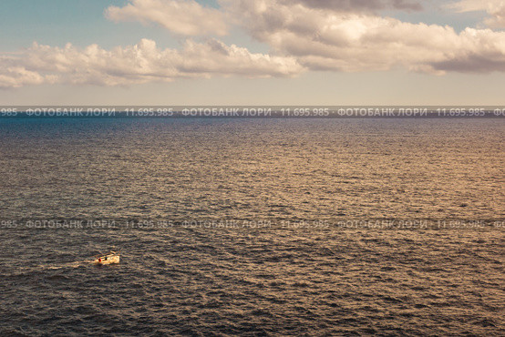 Lonely boat. Стоковое фото, фотограф Rüdiger Wittmann / Smarterpix / Фотобанк Лори