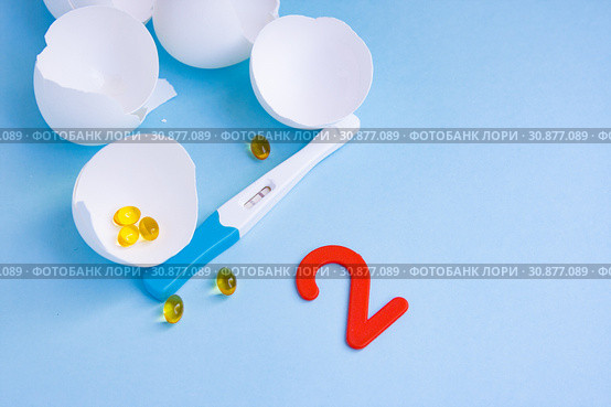 Long-awaited pregnancy after unsuccessful IVF. Positive pregnancy test, pills, eggshell and two. Стоковое фото, фотограф Papoyan Irina / Фотобанк Лори