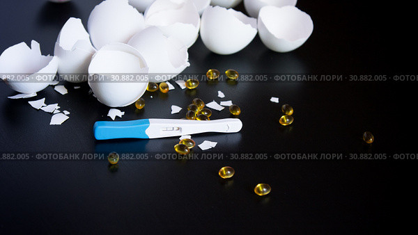Long-awaited pregnancy after unsuccessful IVF. Positive pregnancy test, pills, eggshell. Стоковое фото, фотограф Papoyan Irina / Фотобанк Лори