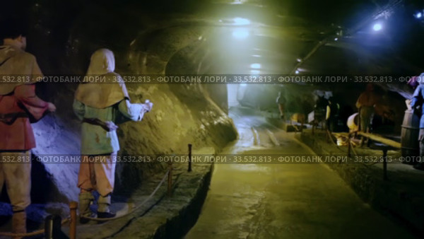 Long tunnel of medieval Wieliczka salt mine with sculptures illustrating daily work of ancient miners (2020 год). Редакционное видео, видеограф Яков Филимонов / Фотобанк Лори