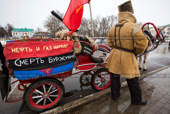 Лошадь, запряженная в телегу с пулеметом, стилизованную в стиле революционных годов, стоит на улице в городе Суздале Владимирской области, Россия (2016 год). Редакционное фото, фотограф Николай Винокуров / Фотобанк Лори