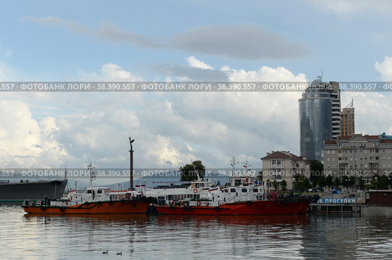 Лоцманские катера проекта 1459 у причала в морском порту города Новороссийска (2021 год). Редакционное фото, фотограф Free Wind / Фотобанк Лори