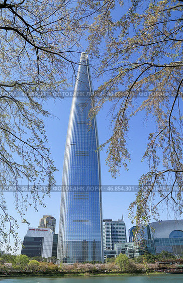 Lotte World Tower - 123-этажный небоскреб в Сеуле, Южная Корея. Стоковое фото, фотограф Римма Тельнова / Фотобанк Лори