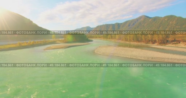 Low altitude flight over fresh fast mountain river with rocks at sunny summer morning. Стоковое видео, видеограф Александр Маркин / Фотобанк Лори