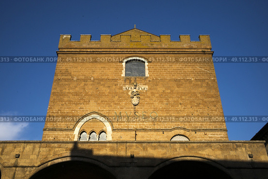 Low angle view of a historic building, Orvieto, Terni Province, Umbria, Italy. Стоковое фото, агентство Ingram Publishing / Фотобанк Лори