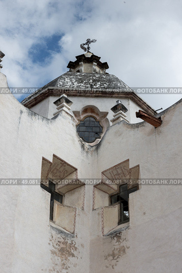 Low angle view of the church exterior walls, Sanctuary of Atotonilco, San Miguel de Allende, Guanajuato, Mexico. Стоковое фото, агентство Ingram Publishing / Фотобанк Лори