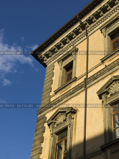 Low angle view of the faade of a building, Orvieto, Terni Province, Umbria, Italy. Стоковое фото, агентство Ingram Publishing / Фотобанк Лори