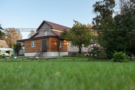 Low country house with backyard, green lawn, nobody. Стоковое фото, фотограф Кекяляйнен Андрей / Фотобанк Лори