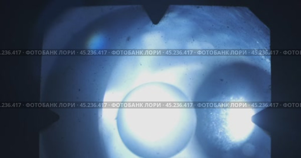 Луч света через видоискатель старого среднеформатного пленочного фотоаппарата. Просачивается свет. Психоделический и сюрреалистический фон. Крупный план. Стоковое видео, видеограф Александр Собко / Фотобанк Лори