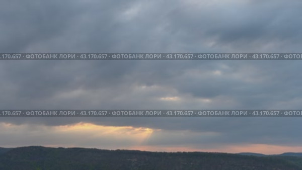 Лучи закатного Солнца пробиваются сквозь тяжелые тучи. Timelapse, таймлапс. Стоковое видео, видеограф Владимир Глинский / Фотобанк Лори