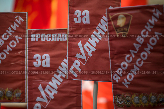 Люди держат плакаты в поддержку кандидата в президенты от партии КПРФ Павла Грудинина на митинге КПРФ на площади Революции в центре города Москвы, Россия, 23 февраля 2018. Редакционное фото, фотограф Николай Винокуров / Фотобанк Лори