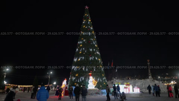 Люди гуляют у новогодней елки. Петропавловск-Камчатский. . Time Lapse (2018 год). Редакционное видео, видеограф А. А. Пирагис / Фотобанк Лори