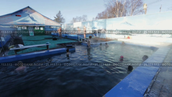 Люди купаются в бассейне с термальной минеральной водой (2016 год). Редакционное видео, видеограф А. А. Пирагис / Фотобанк Лори