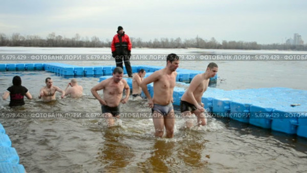 Люди купаются в Днепре во время праздника Крещения Господнего в Киеве (Свято-Покровский собор), 19 января 2014 года. Редакционное видео, видеограф FMRU / Фотобанк Лори