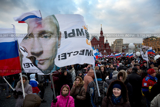 Люди на митинге-концерте "Мы вместе" в поддержку присоединения Крыма и Севастополя к России на Красной площади города Москвы 18 марта 2014. Редакционное фото, фотограф Николай Винокуров / Фотобанк Лори