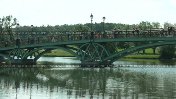 Люди на мосту (2011 год). Редакционное видео, видеограф Александр Рыбаков / Фотобанк Лори