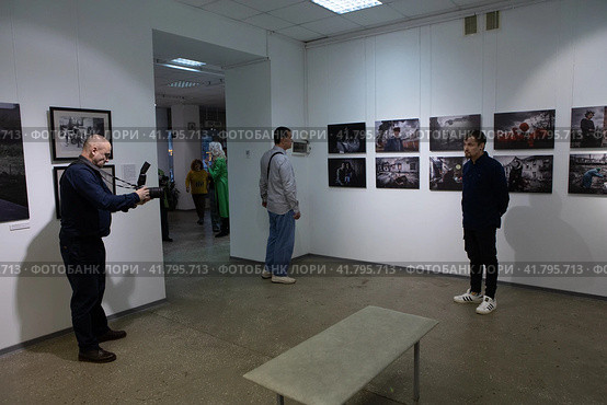 Люди на открытии фотовыставки в Балашихинской картинной галерее (2023 год). Редакционное фото, фотограф Дмитрий Неумоин / Фотобанк Лори