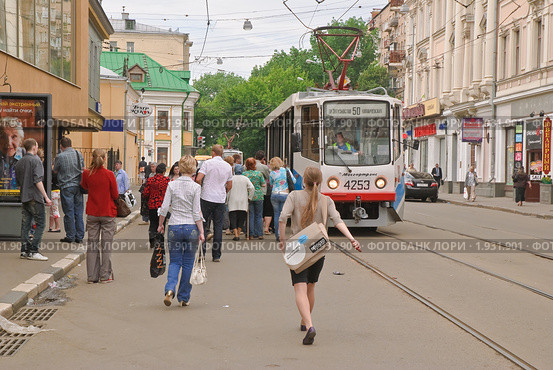 Люди на трамвайной остановке на Бауманской улице (2010 год). Редакционное фото, фотограф Алёшина Оксана / Фотобанк Лори