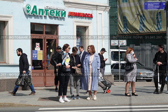 Люди на улице Большая Полянка в центре Москвы (2022 год). Редакционное фото, фотограф Free Wind / Фотобанк Лори