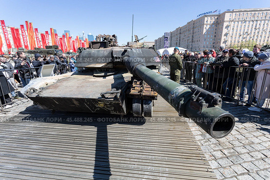 Люди на выставке трофейной военной техники в Москве. Танк M1A1 ("Абрамс"), произведенный в США, захвачен в качестве трофея во время специальной военной операции России в Украине. (2024 год). Редакционное фото, фотограф Наталья Волкова / Фотобанк Лори