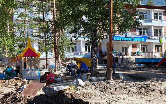 Люди откапывают детский городок после схода селевого потока во дворе санатория Сагаан Дали в поселке Аршан (2014 год). Редакционное фото, фотограф Виктория Катьянова / Фотобанк Лори