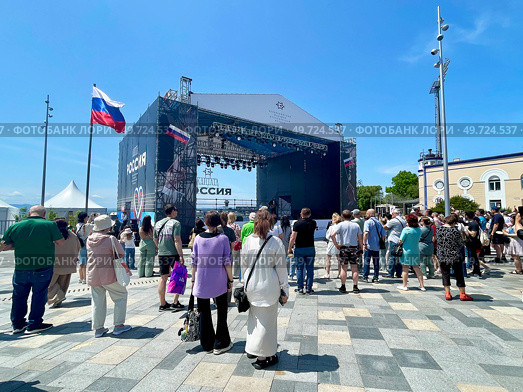Люди перед концертной сценой по Спортивной набережной во Владивостоке в день России 12 июня 2025 года. Редакционное фото, фотограф Овчинникова Ирина / Фотобанк Лори