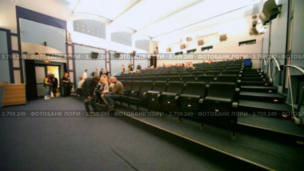 Люди проходят в кинозал (2011 год). Редакционное видео, видеограф Losevsky Pavel / Фотобанк Лори