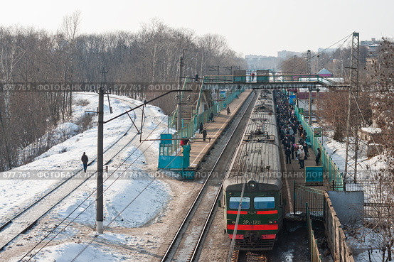 Люди садятся в электричку. Час пик (2009 год). Редакционное фото, фотограф Павел Гаврилов / Фотобанк Лори