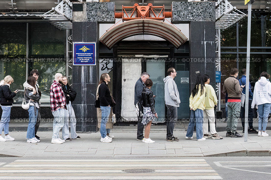 Люди стоят в очереди в главное управление по вопросам миграции. Министерство внутренних дел Российской федерации. Получение гражданства РФ. Редакционное фото, фотограф Константин Григорьев / Фотобанк Лори