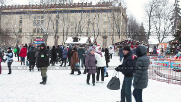 Люди у ВДНХ зимой, Москва (2015 год). Редакционное видео, видеограф Кекяляйнен Андрей / Фотобанк Лори