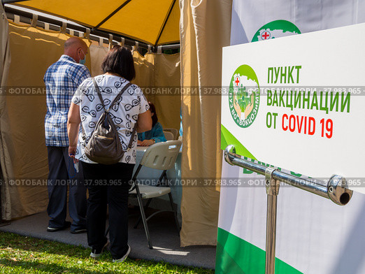 Люди у выездного пункта вакцинации, центральный парк, город Воронеж (2021 год). Редакционное фото, фотограф Вячеслав Палес / Фотобанк Лори