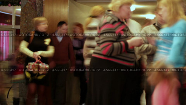 Люди в фойе театра, таймлапс (2013 год). Редакционное видео, видеограф Данил Руденко / Фотобанк Лори