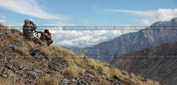 Люди в камуфляже скрытно ведут наблюдение высоко в горах. Стоковое фото, фотограф Олег Елагин / Фотобанк Лори