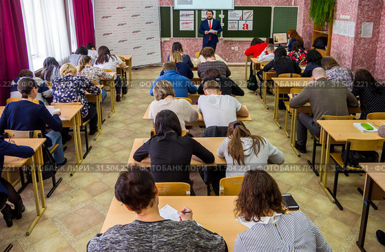 Люди в школьном классе пишут "Тотальный диктант" (2019 год). Редакционное фото, фотограф Вячеслав Палес / Фотобанк Лори