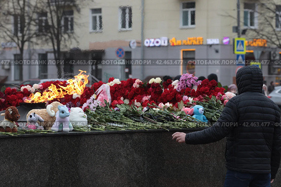 Люди возлагают цветы в память о погибший от теракта в "Крокус Сити Холле" (2024 год). Редакционное фото, фотограф Дмитрий Неумоин / Фотобанк Лори