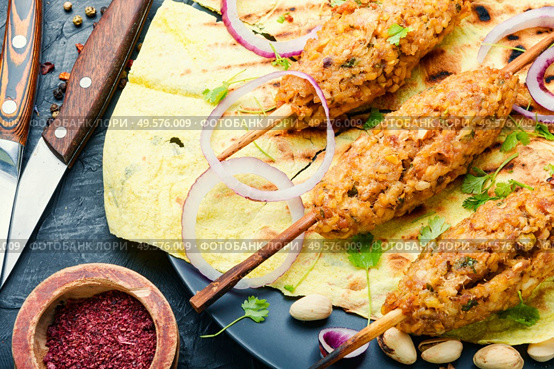 Lula kebab made from meat.Minced meat on the grill.Asian traditional meat dish. Lula kebab on stick. Стоковое фото, агентство Ingram Publishing / Фотобанк Лори