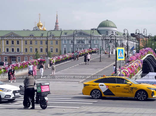 Лужков мост  ( Третьяковский мост) -  пешеходный мост через Водоотводный канал в Москве. Редакционное фото, фотограф stargal / Фотобанк Лори