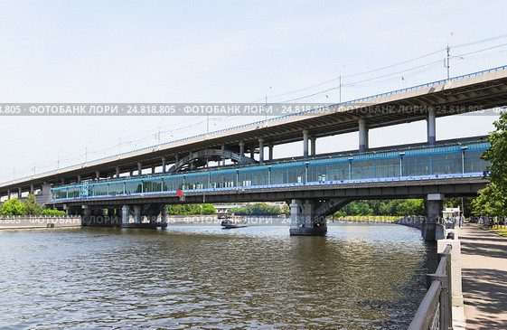 Лужнецкий метромост и станция Сокольнической линии Московского метрополитена "Воробьёвы горы" (2012 год). Стоковое фото, фотограф Алёшина Оксана / Фотобанк Лори