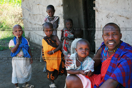 Maasai family in doorway of his home, father and children. Деревня племени масаи, отец и дети возле входа в хижину, Змеиный парк, Аруша, Танзания. (2008 год). Редакционное фото, фотограф Владимир Григорьев / Фотобанк Лори