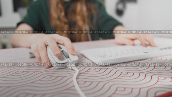 Macro shot of fingers on gaming mouse and keyboard. Represents intense action and reaction during gameplay. Ideal for esports, teenage gaming, and digital accuracy concepts. Стоковое видео, видеограф Енваев Андрей / Фотобанк Лори