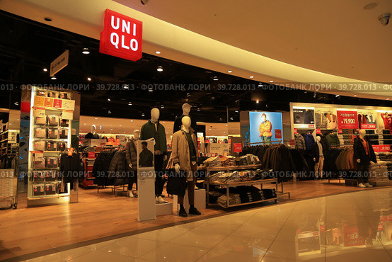 Магазин одежды UniQlo, в Пусане, Корея (2020 год). Редакционное фото, фотограф Римма Тельнова / Фотобанк Лори