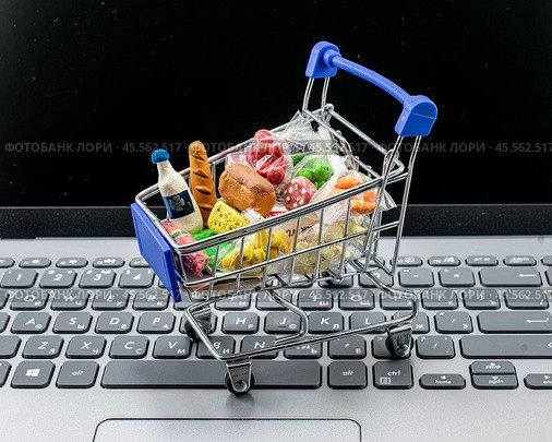 Магазинная тележка с продуктами на клавиатуре ноутбука. Стоковое фото, фотограф Анна Аникова / Фотобанк Лори