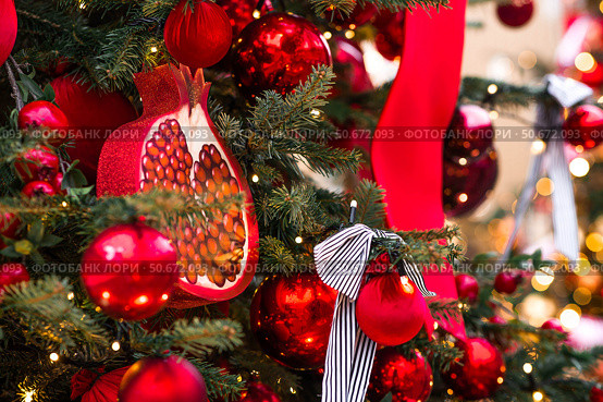 Magical Christmas background. Concept of preparation and decoration for the New Year. Holiday toys on the New Year's tree in Moscow. New Year's card 2026. Стоковое фото, фотограф Photojuli / Фотобанк Лори