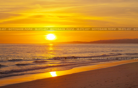 Magnificent bright golden sunset on the shores of the Atlantic Ocean. Natural summer background. Beautiful beach landscape. View from above. Стоковое фото, фотограф Виктория Катьянова / Фотобанк Лори